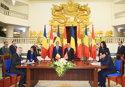 Le Premier ministre roumain termine sa visite officielle au Vietnam  - ảnh 1